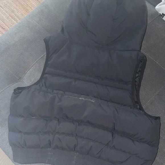 Gymshark Black Puffer Vest with Hood - Picture 4 of 4